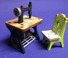 Lade das Bild in den Galerie-Viewer, Näh-Zimmer Zubehörteile aus Holz (Bügelbrett, Nähmaschine, Schneiderreibedarf)