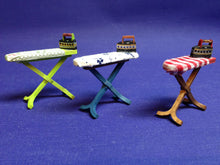 Lade das Bild in den Galerie-Viewer, Näh-Zimmer Zubehörteile aus Holz (Bügelbrett, Nähmaschine, Schneiderreibedarf)