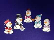 Lade das Bild in den Galerie-Viewer, Schneemänner zum Hängen aus Holz 6cm