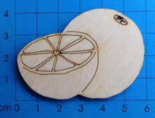 Lade das Bild in den Galerie-Viewer, Orange aus Holz