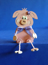 Lade das Bild in den Galerie-Viewer, Schwein als Schlenkerfigur aus Holz