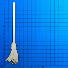 Lade das Bild in den Galerie-Viewer, Besen aus Holz