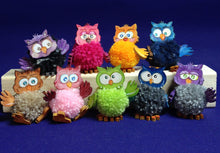 Lade das Bild in den Galerie-Viewer, Pompom Eulen aus Holz