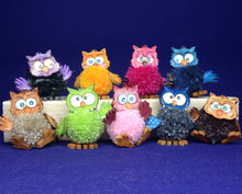 Lade das Bild in den Galerie-Viewer, Pompom Eulen aus Holz