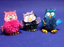 Lade das Bild in den Galerie-Viewer, Pompom Eulen aus Holz