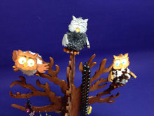 Lade das Bild in den Galerie-Viewer, Pompom Eulen aus Holz