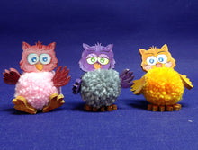 Lade das Bild in den Galerie-Viewer, Pompom Eulen aus Holz