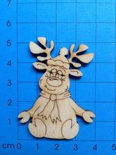 Lade das Bild in den Galerie-Viewer, Rentierdame "Elli" sitzend mit Mütze