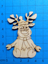 Lade das Bild in den Galerie-Viewer, Rentierdame "Elli" sitzend mit Mütze