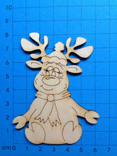 Lade das Bild in den Galerie-Viewer, Rentierdame "Elli" sitzend mit Mütze