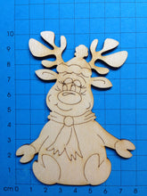 Lade das Bild in den Galerie-Viewer, Rentierdame "Elli" sitzend mit Mütze