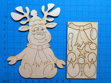 Lade das Bild in den Galerie-Viewer, Rentierdame "Elli" sitzend mit Mütze