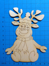 Lade das Bild in den Galerie-Viewer, Rentierdame "Elli" sitzend mit Mütze
