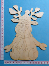 Lade das Bild in den Galerie-Viewer, Rentierdame "Elli" sitzend mit Mütze
