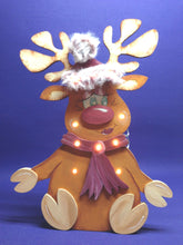 Lade das Bild in den Galerie-Viewer, Rentierdame "Elli" sitzend mit Mütze
