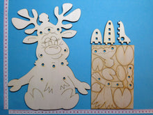 Lade das Bild in den Galerie-Viewer, Rentierdame "Elli" sitzend mit Mütze