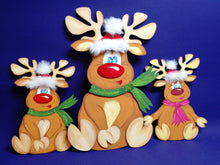 Lade das Bild in den Galerie-Viewer, Rentierdame "Elli" sitzend mit Mütze