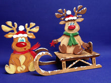 Lade das Bild in den Galerie-Viewer, Rentierdame "Elli" sitzend mit Mütze