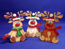 Lade das Bild in den Galerie-Viewer, Rentierdame "Elli" sitzend mit Mütze