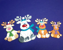 Lade das Bild in den Galerie-Viewer, Rentierdame "Elli" sitzend mit Mütze