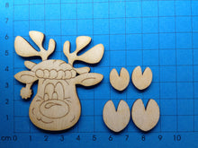 Lade das Bild in den Galerie-Viewer, Rentier mit Mütze aus Holz, Kantenhocker Rentierkopf mit Hufe