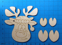 Lade das Bild in den Galerie-Viewer, Rentier mit Mütze aus Holz, Kantenhocker