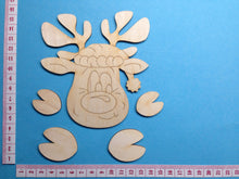 Lade das Bild in den Galerie-Viewer, Rentier mit Mütze aus Holz, Kantenhocker Rentierkopf mit Hufe