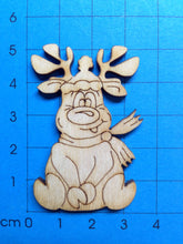 Lade das Bild in den Galerie-Viewer, Rentier "Rudi" sitzend mit Mütze
