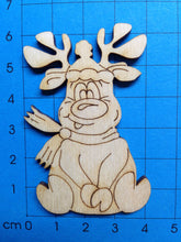 Lade das Bild in den Galerie-Viewer, Rentier "Rudi" sitzend mit Mütze