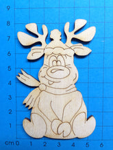 Lade das Bild in den Galerie-Viewer, Rentier "Rudi" sitzend mit Mütze