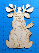 Lade das Bild in den Galerie-Viewer, Rentier "Rudi" sitzend mit Mütze