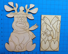 Lade das Bild in den Galerie-Viewer, Rentier "Rudi" sitzend mit Mütze