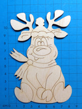 Lade das Bild in den Galerie-Viewer, Rentier "Rudi" sitzend mit Mütze