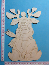 Lade das Bild in den Galerie-Viewer, Rentier "Rudi" sitzend mit Mütze