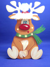 Lade das Bild in den Galerie-Viewer, Rentier "Rudi" sitzend mit Mütze