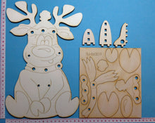 Lade das Bild in den Galerie-Viewer, Rentier "Rudi" sitzend mit Mütze