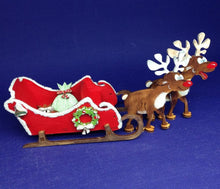 Lade das Bild in den Galerie-Viewer, Rentiere mit Schlitten aus Holz