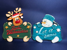 Lade das Bild in den Galerie-Viewer, Rentier mit Mütze aus Holz, Kantenhocker