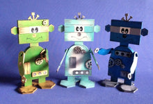 Lade das Bild in den Galerie-Viewer, Roboter "Robby" aus Holz