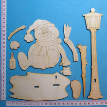 Lade das Bild in den Galerie-Viewer, Schneemann sitzend mit dickem Bauch und Laterne