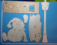 Lade das Bild in den Galerie-Viewer, Schneemann sitzend mit dickem Bauch und Laterne