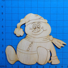 Lade das Bild in den Galerie-Viewer, Schneemann sitzend mit dickem Bauch