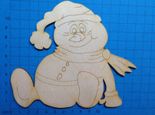 Lade das Bild in den Galerie-Viewer, Schneemann sitzend mit dickem Bauch
