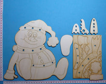 Lade das Bild in den Galerie-Viewer, Schneemann sitzend mit dickem Bauch
