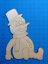 Lade das Bild in den Galerie-Viewer, Schneemann sitzend mit Zylinder