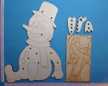 Lade das Bild in den Galerie-Viewer, Schneemann sitzend mit Zylinder