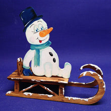 Lade das Bild in den Galerie-Viewer, Schneemann sitzend mit Zylinder