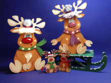 Lade das Bild in den Galerie-Viewer, Rentier "Rudi" sitzend mit Mütze