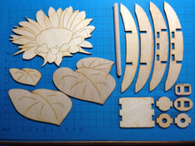 Lade das Bild in den Galerie-Viewer, Sonnenblume aus Holz als Leibgarde für Kantholz