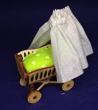Lade das Bild in den Galerie-Viewer, Stubenwagen aus Holz ca. 6cm, Bausatz